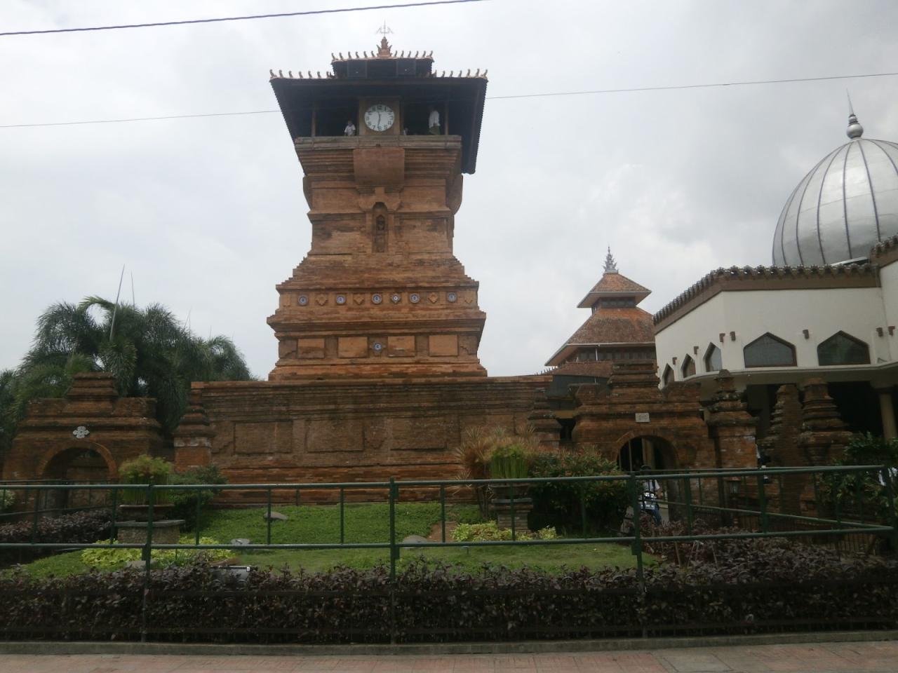 Tips Nyaman Ziarah ke Makam Wali Songo, Insyaallah Berkah!