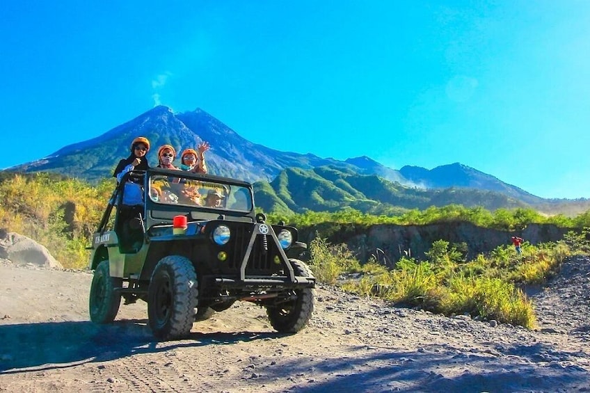Lava Tour Merapi: Petualangan Seru Menelusuri Jejak Letusan Merapi