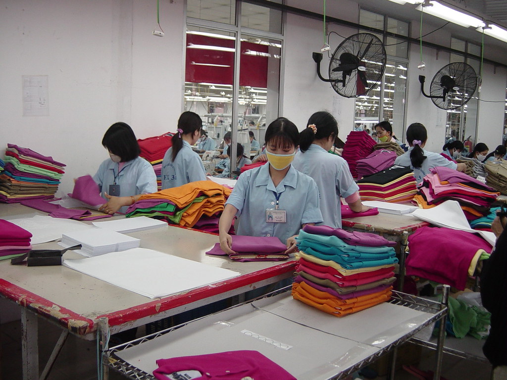 Kaos Merah Polos: Simbol Simpel yang Penuh Gaya
