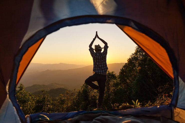 Meditasi di Tengah Hutan: Praktik Yoga saat Camping