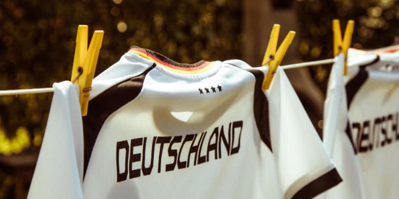 Warna jersey bola pudar