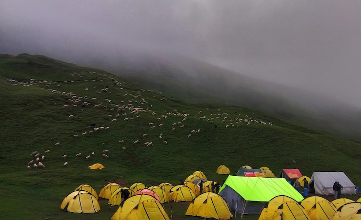 Petualangan Camping di Lembang: Mengatasi Suhu Dingin 12 Derajat
